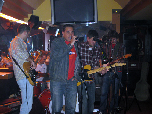 Entretanto, Los Elegidos nos juntamos una noche de la primavera de 2009 para celebrar que llevábamos cinco años sin tocar.